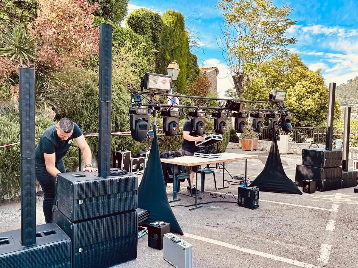 Installation du matériel pour une soirée dansante